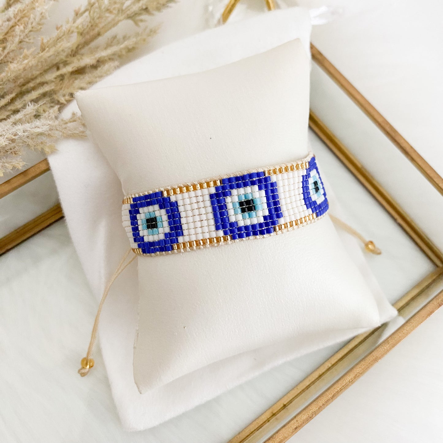 Turkish eye blue with white